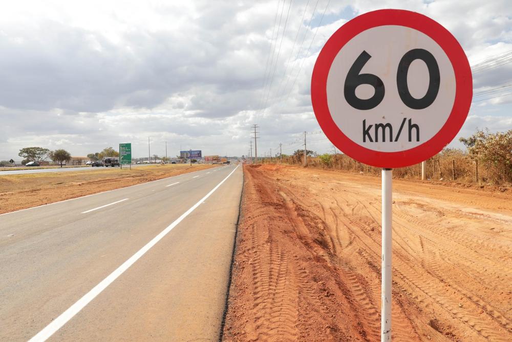 Capa da notícia: GDF finaliza pavimentação da marginal da BR-040 e inicia sinalização da via